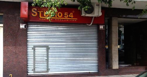 ave local en flores al frente